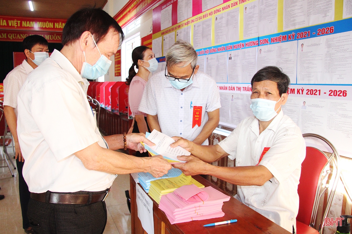 Cử tri Hà Tĩnh náo nức bầu chọn người đại biểu Nhân dân