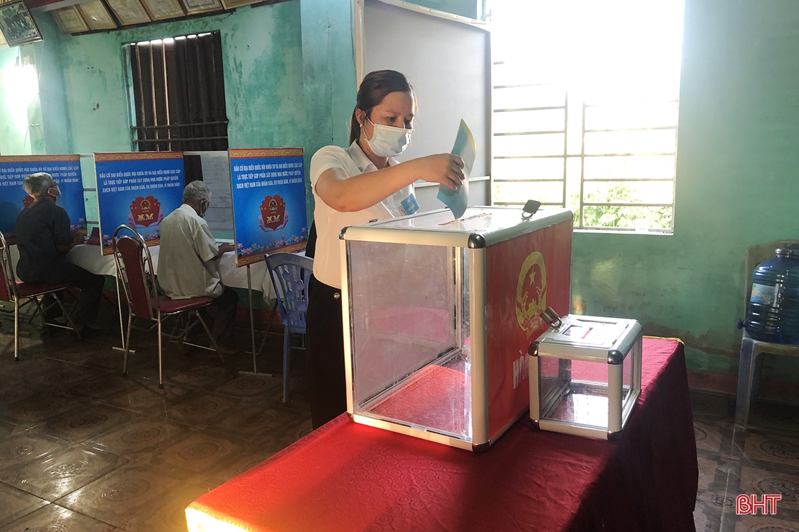 Cử tri Hà Tĩnh náo nức bầu chọn người đại biểu Nhân dân