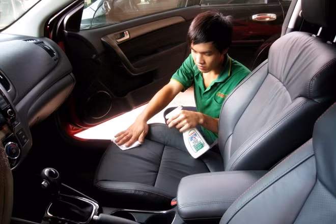 Vệ sinh xe định kỳ giúp hạn chế tình trạng oxy hóa khiến nội thất bạc màu và nhanh cũ. 7 thói quen sử dụng giúp nội thất ôtô luôn sạch sẽ