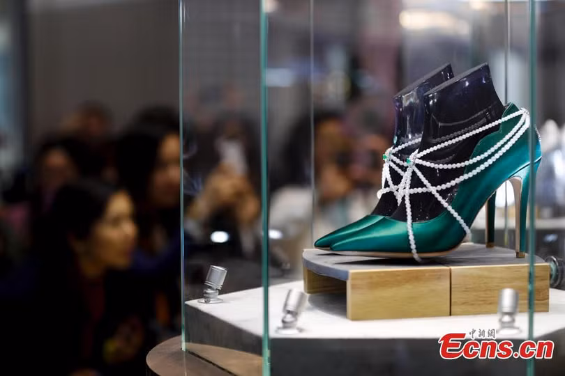 Đôi giày đính 10.000 viên kim cương trị giá 101,3 tỷ đồng