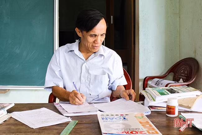 Ông giáo làng thắp sáng ước mơ học trò nghèo