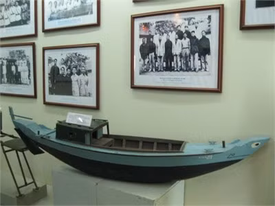 Mô hình tàu không số thân gỗ 2 đáy được sử dụng vận chuyển vũ khí tiếp viện cho miền Nam trưng bày tại bảo tàng Hải quân Việt Nam Mô hình tàu không số thân gỗ 2 đáy được sử dụng vận chuyển vũ khí tiếp viện cho miền Nam trưng bày tại bảo tàng Hải quân Việt Nam