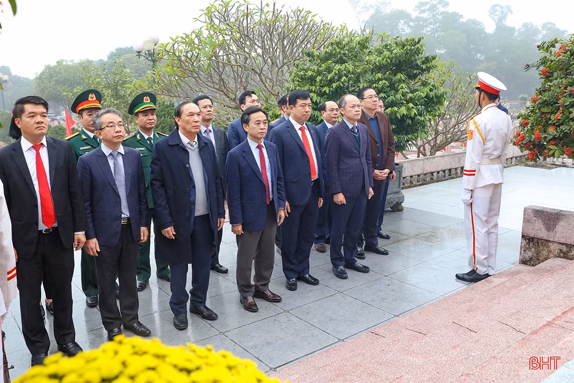 Lãnh đạo Hà Tĩnh dâng hương các địa chỉ đỏ nhân kỷ niệm 94 năm thành lập Đảng