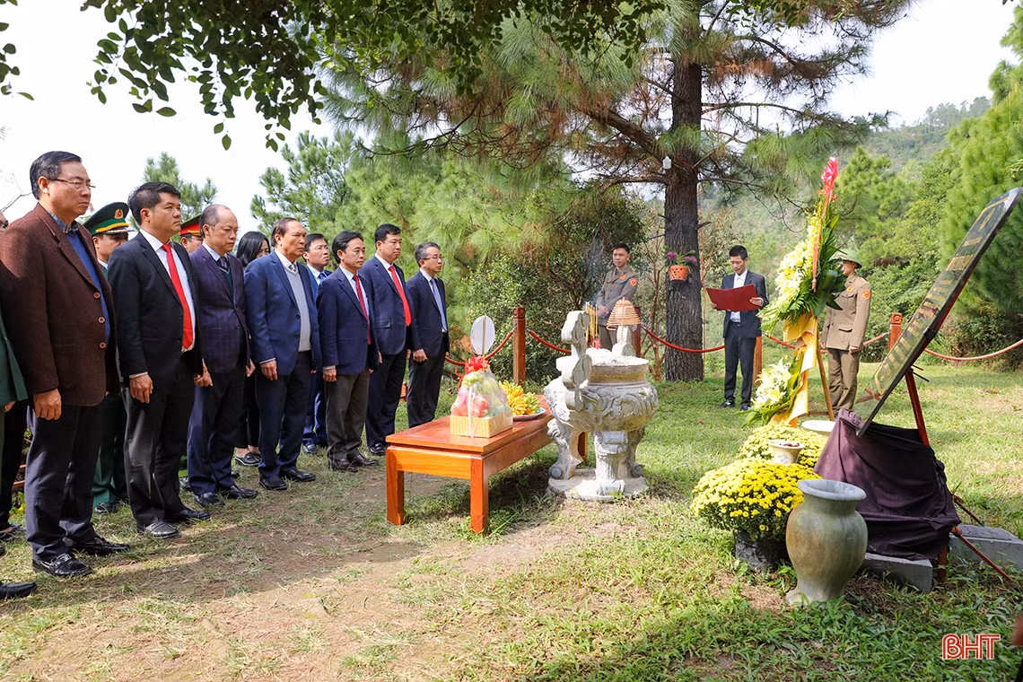 Lãnh đạo Hà Tĩnh dâng hương các địa chỉ đỏ nhân kỷ niệm 94 năm thành lập Đảng
