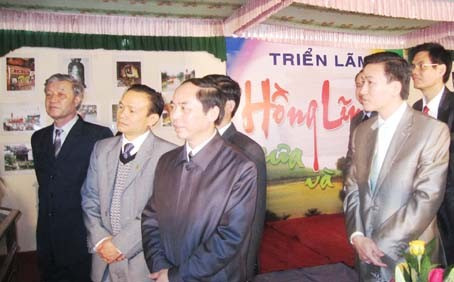 Phó Chủ tịch UBND tỉnh cùng các đại biểu tham quan triển lãm