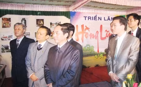 Phó Chủ tịch UBND tỉnh cùng các đại biểu tham quan triển lãm