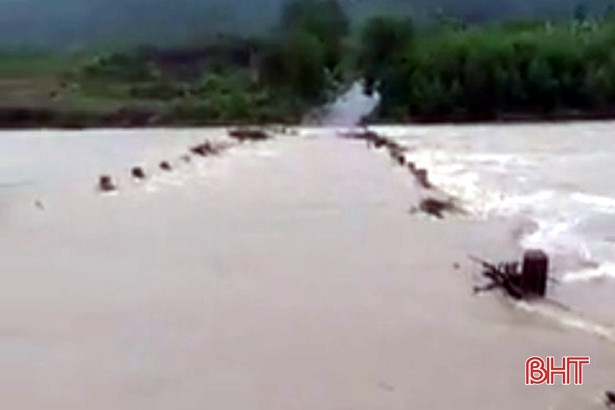 Một số tuyến giao thông ở vùng thượng Kỳ Anh bị chia cắt do mưa lũ