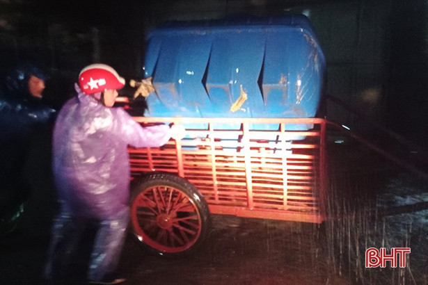 Người dân Cẩm Xuyên chủ động kê cao đồ đạc, thóc lúa đề phòng ngập lụt