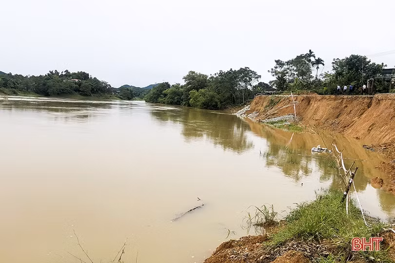 Đức Thọ: Mưa lớn gây sạt lở gần 200 m đường giao thông