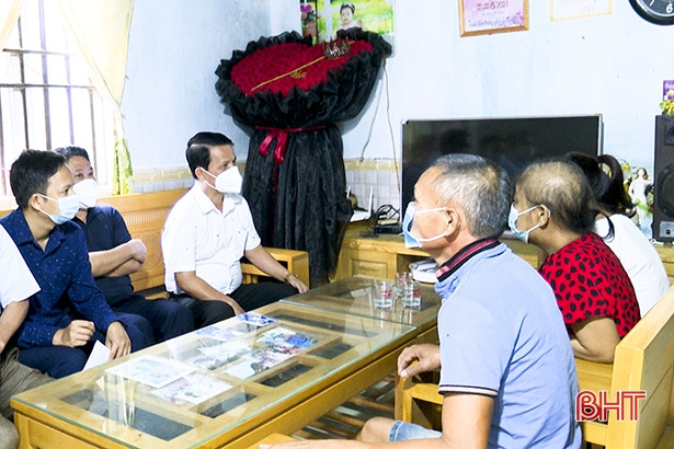 Đức Thọ tặng quà động viên học sinh trúng tuyển đại học gặp hoàn cảnh khó khăn