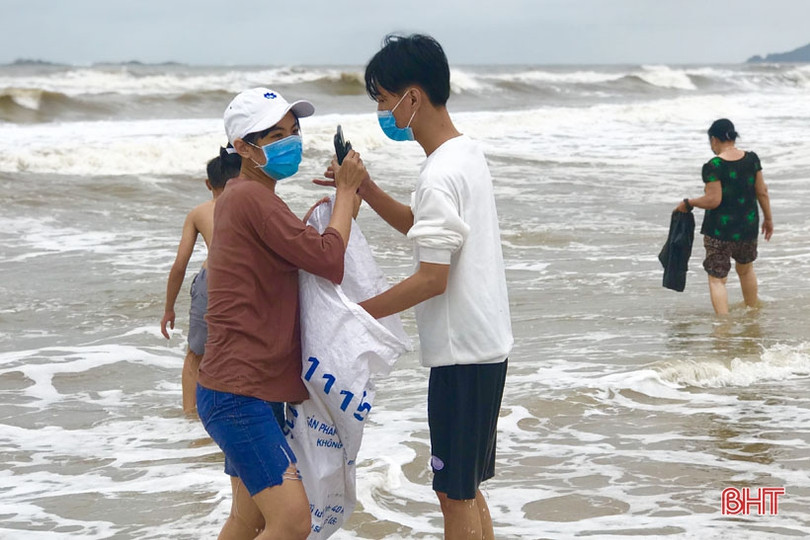 Sò mai trôi dạt vào bờ biển, người dân Cẩm Xuyên rủ nhau đi gom