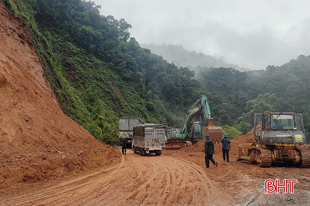 Sau nhiều giờ khắc phục sạt lở, QL 8A ở Hà Tĩnh đã thông tuyến