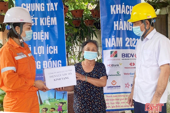 Điện lực Hà Tĩnh tri ân khách hàng thanh toán tiền điện không dùng tiền mặt