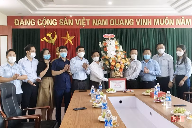 Lãnh đạo Hà Tĩnh chúc mừng doanh nghiệp nhân ngày Doanh nhân Việt Nam 