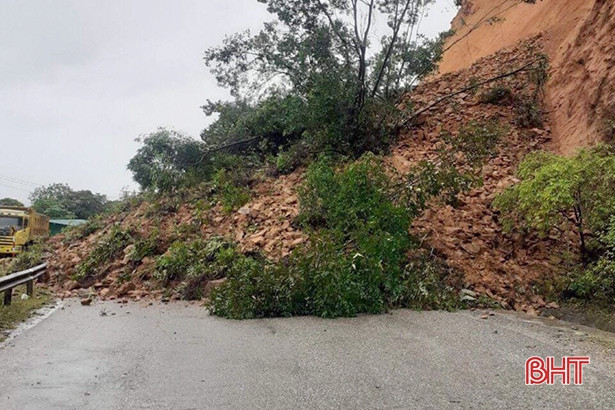 Sau nhiều giờ khắc phục sạt lở, QL 8A ở Hà Tĩnh đã thông tuyến