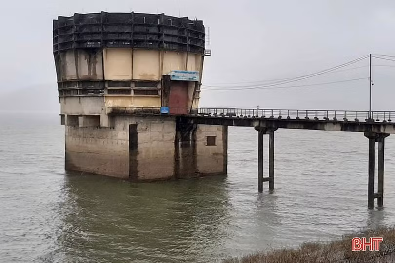 Hồ Kẻ Gỗ nâng mức xả lên 100 m<sup>3</sup>/s