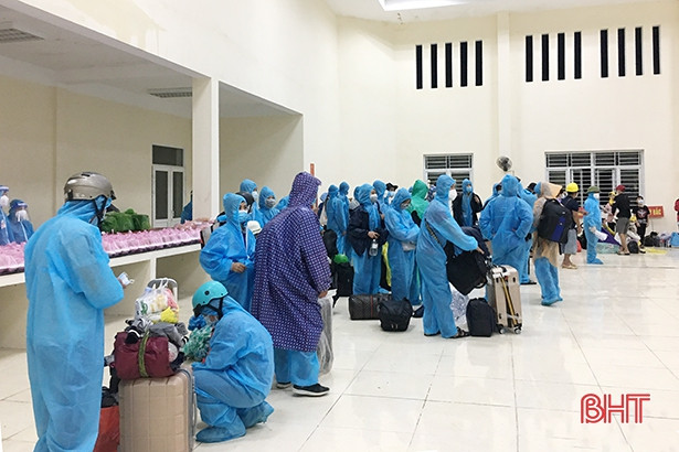 11 chuyến xe khách đưa 433 công dân Kỳ Anh về tới Hà Tĩnh an toàn