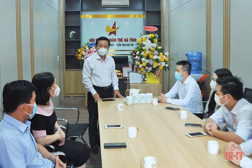 Lãnh đạo tỉnh Hà Tĩnh tỉnh tặng hoa, chúc mừng ngày Doanh nhân Việt Nam