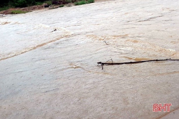 Một số tuyến giao thông ở vùng thượng Kỳ Anh bị chia cắt do mưa lũ