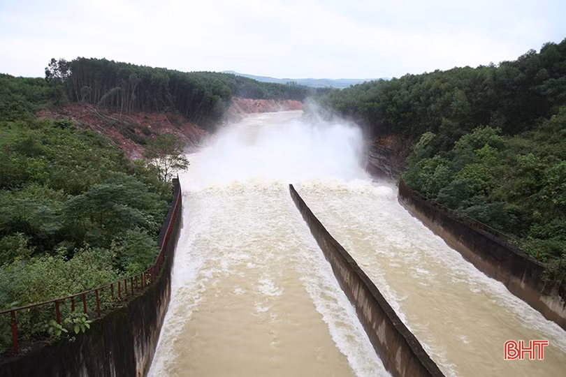 Hồ Kẻ Gỗ bắt đầu xả tràn từ 9h sáng 17/10