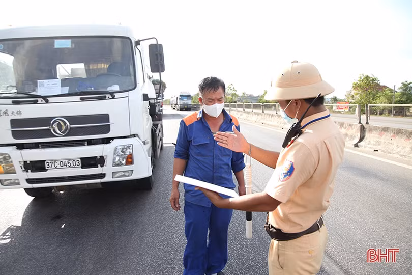 Đảm bảo trật tự an toàn giao thông gắn với phòng chống dịch COVID-19 hiệu quả