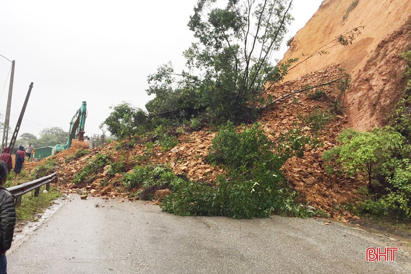 Hà Tĩnh: Sạt lở nghiêm trọng, quốc lộ 8A ách tắc