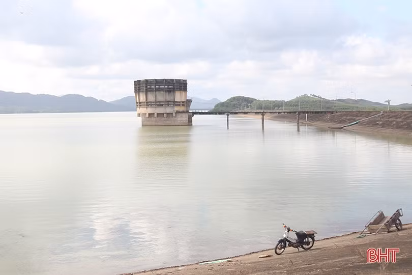 Hồ Kẻ Gỗ bắt đầu xả tràn từ 9h sáng 17/10