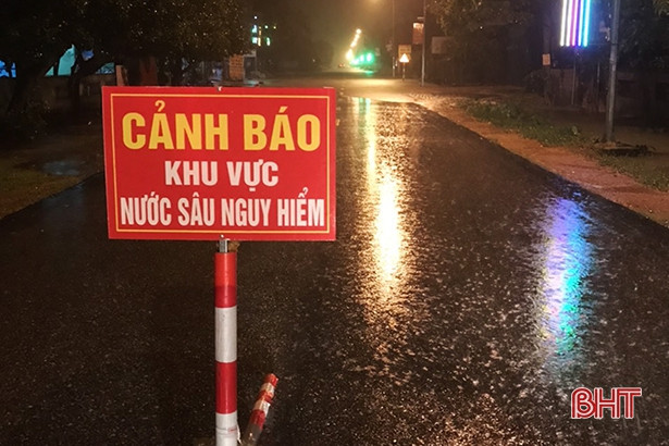 Người dân Cẩm Xuyên chủ động kê cao đồ đạc, thóc lúa đề phòng ngập lụt