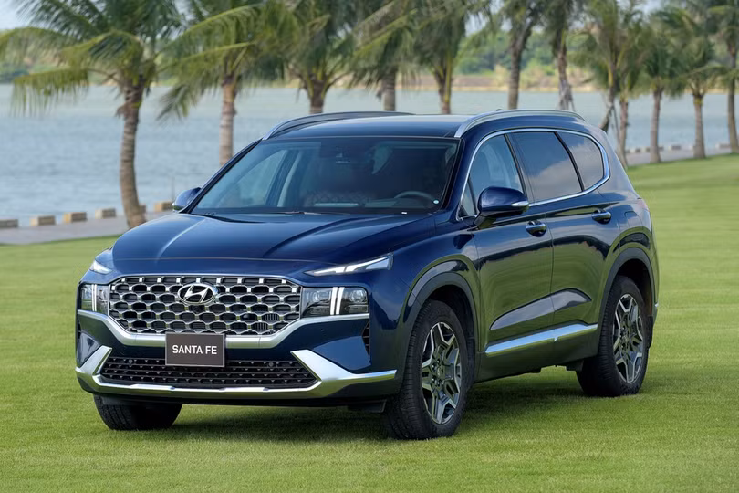 Hyundai Santa Fe bán gấp 3 lần Toyota Fortuner trong tháng 9