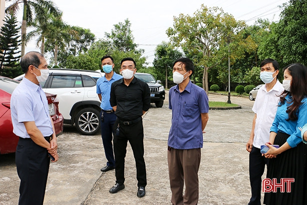 Ngành y tế Hà Tĩnh thăm hỏi tình hình sức khỏe 3 cán bộ nhiễm COVID-19