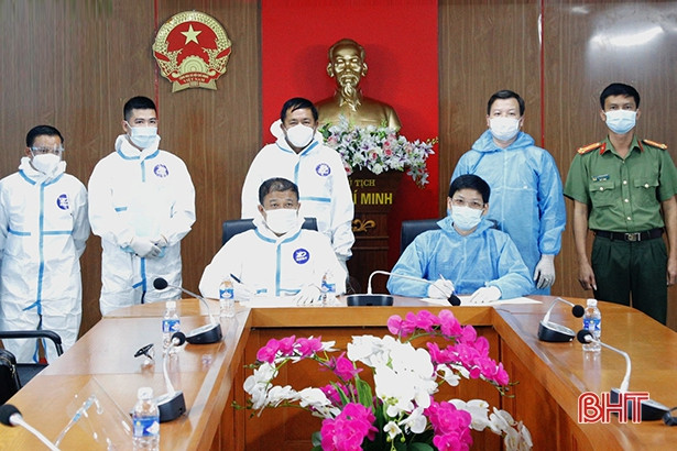 Bộ Công an Việt Nam trao tặng Bộ Công an Lào các thiết bị y tế phòng, chống dịch