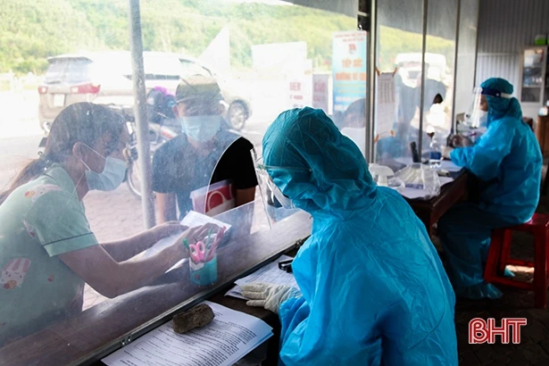 Ngày 17/10, Hà Tĩnh có thêm 4 ca mắc COVID-19, đã được cách ly