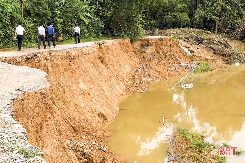 Đức Thọ: Mưa lớn gây sạt lở gần 200 m đường giao thông