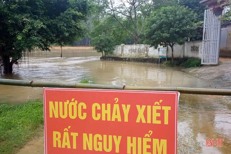 Nước sông Ngàn Sâu lên nhanh, vùng hạ du Vũ Quang ngập cục bộ