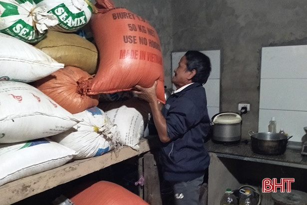 Người dân Cẩm Xuyên chủ động kê cao đồ đạc, thóc lúa đề phòng ngập lụt