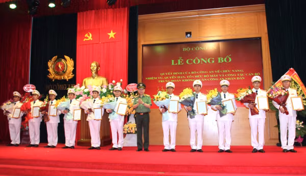 Ra mắt Trung đoàn Không quân Công an nhân dân