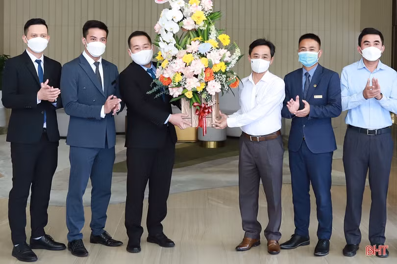 Lãnh đạo Hà Tĩnh chúc mừng doanh nghiệp nhân ngày Doanh nhân Việt Nam 