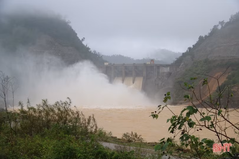Thủy điện Hố Hô xả tràn 266 m<sup>3</sup>/s, hồ Ngàn Trươi mới đạt gần 67% dung tích