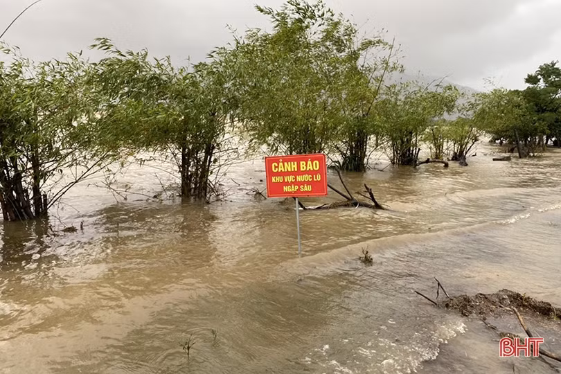Mưa lớn ở TX Kỳ Anh và huyện Kỳ Anh gây chia cắt giao thông, nhiều trụ sở, nhà dân ngập sâu