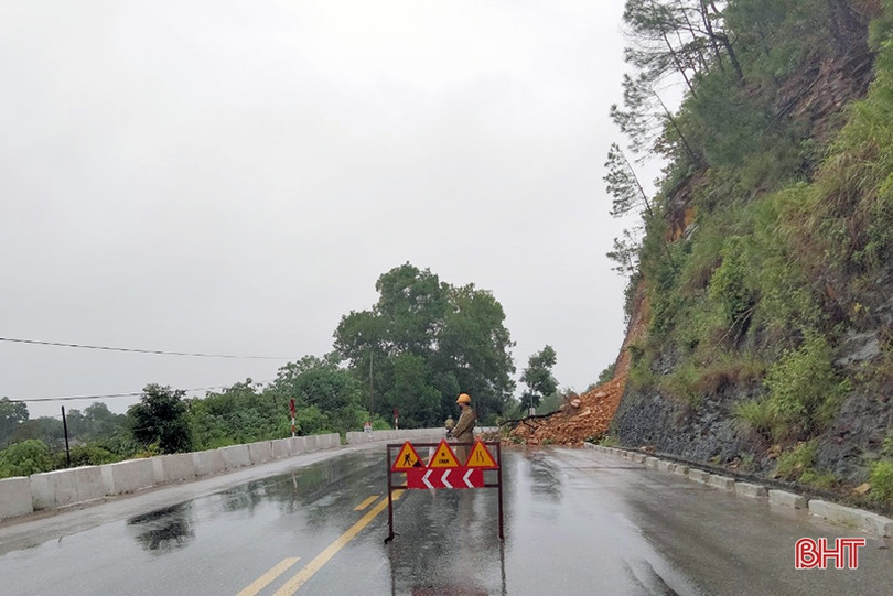 Hà Tĩnh: Sạt lở nghiêm trọng, quốc lộ 8A ách tắc