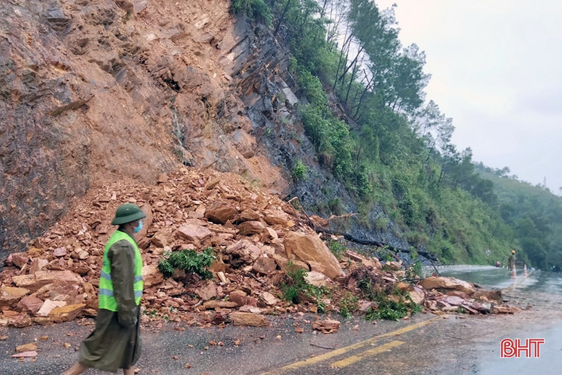 Hà Tĩnh: Sạt lở nghiêm trọng, quốc lộ 8A ách tắc