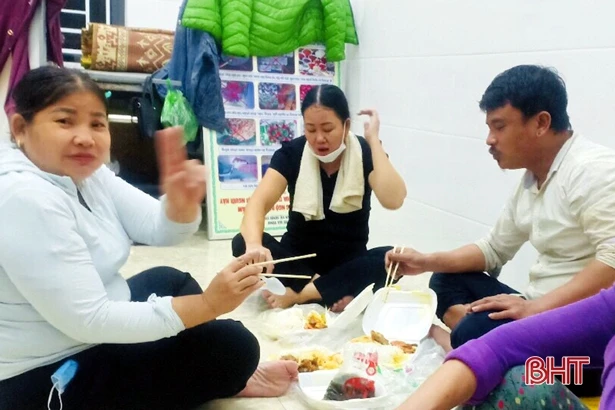 Hỗ trợ 17 công dân Thanh Hóa trên đường về quê vào tránh trú mưa bão 