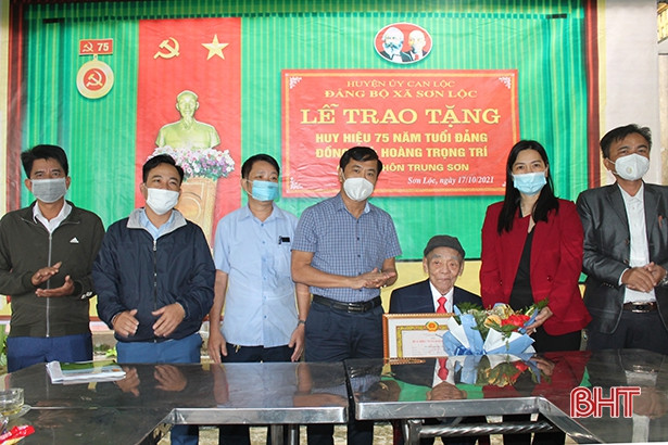  Trao Huy hiệu 75 năm tuổi Đảng cho đảng viên ở Can Lộc