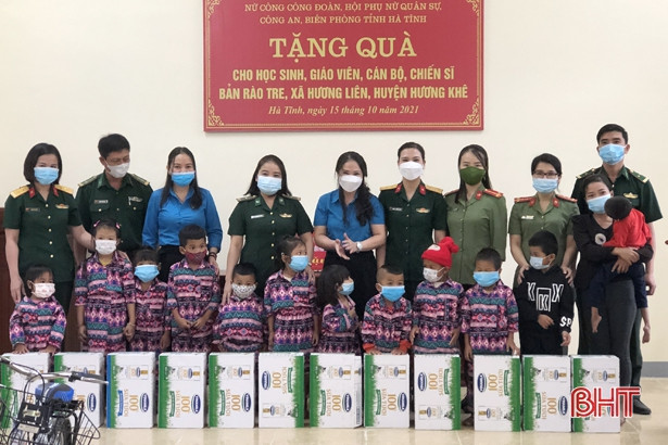 Trao nhiều phần quà ý nghĩa cho học sinh, giáo viên ở bản Rào Tre