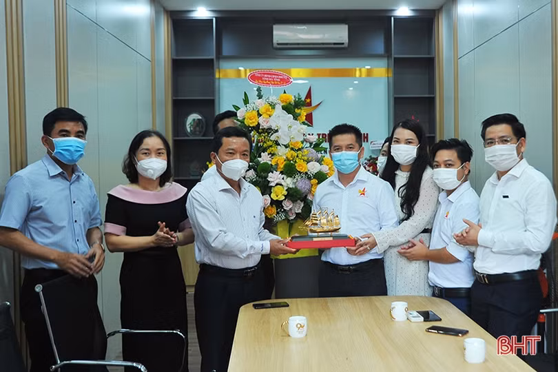 Lãnh đạo tỉnh Hà Tĩnh tỉnh tặng hoa, chúc mừng ngày Doanh nhân Việt Nam