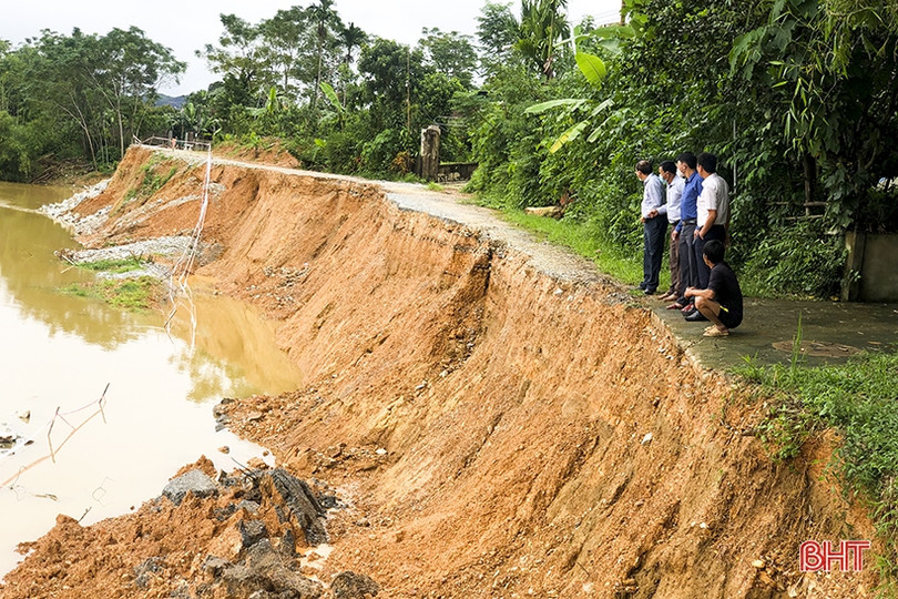 Đức Thọ: Mưa lớn gây sạt lở gần 200 m đường giao thông