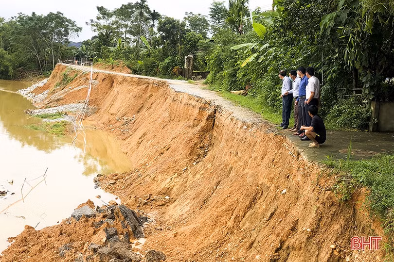 Đức Thọ: Mưa lớn gây sạt lở gần 200 m đường giao thông