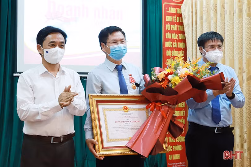 Lãnh đạo Hà Tĩnh chúc mừng doanh nghiệp nhân ngày Doanh nhân Việt Nam 