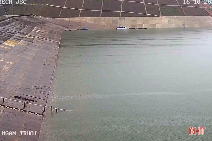 Thủy điện Hố Hô xả tràn 266 m<sup>3</sup>/s, hồ Ngàn Trươi mới đạt gần 67% dung tích