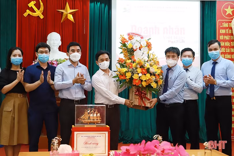 Lãnh đạo Hà Tĩnh chúc mừng doanh nghiệp nhân ngày Doanh nhân Việt Nam 